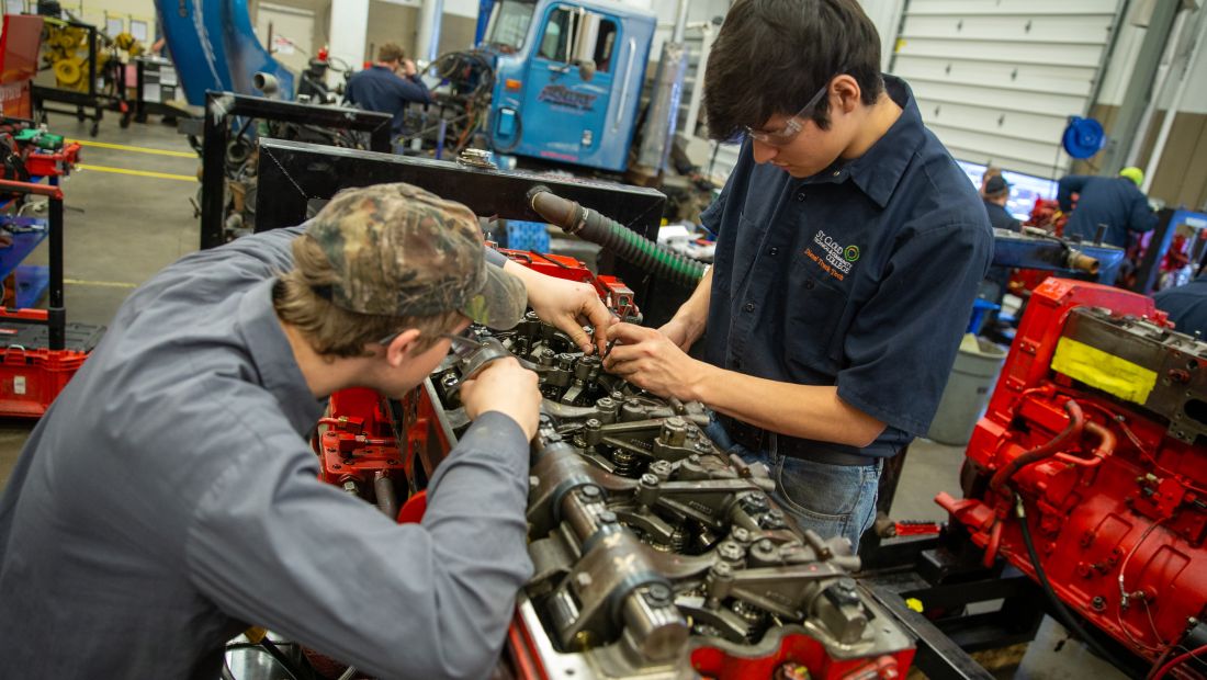 Medium/Heavy Truck students in shop