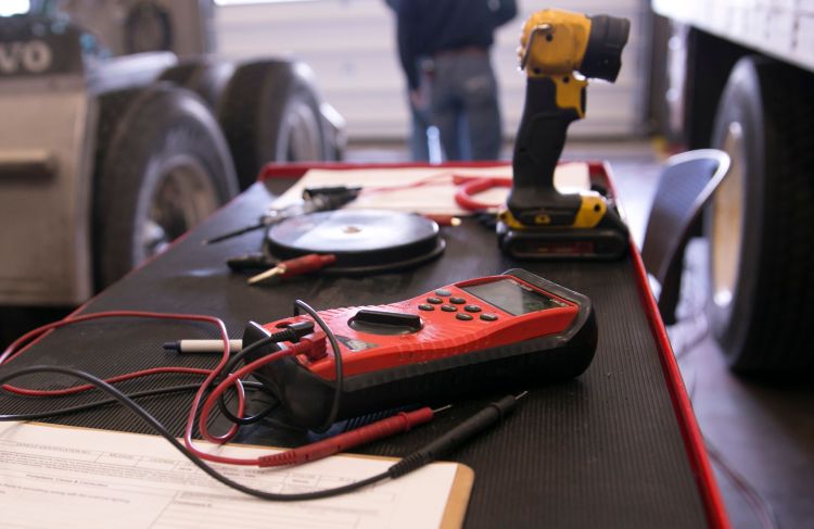 electrical diagnostic tool for medium heavy duty mechanics