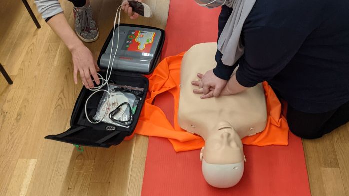 CPR chest compressions on SIM