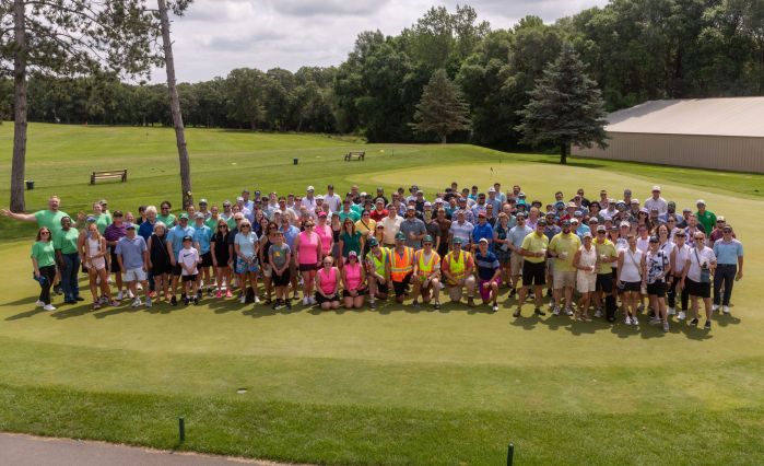 The large group of all golfers together for a group photo