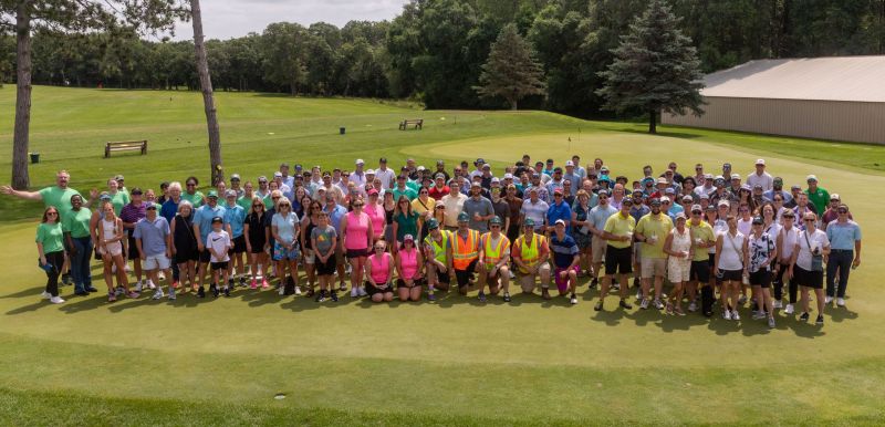 The large group of all golfers together for a group photo