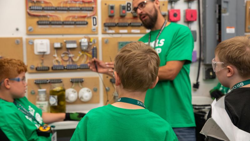 students learning about electricity