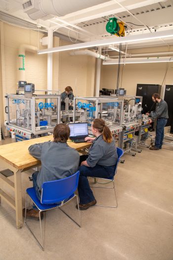 Students working in Advance Manufacturing
